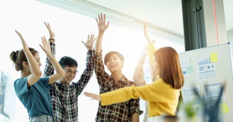 帰属意識を高めるには？具体的な施策と低下の要因、おすすめツールを紹介