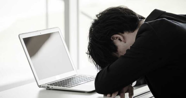 若手社員が辞める理由5選！早期離職防止の取り組み例も｜離職防止ツールを紹介