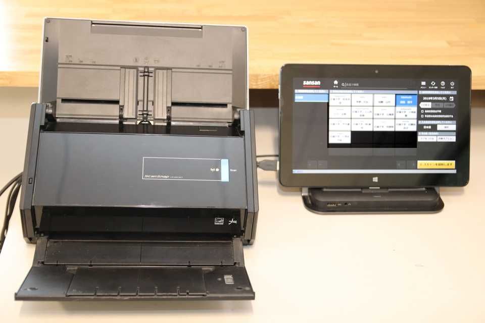 オフィスフロアにSansanスキャナが設置されていました