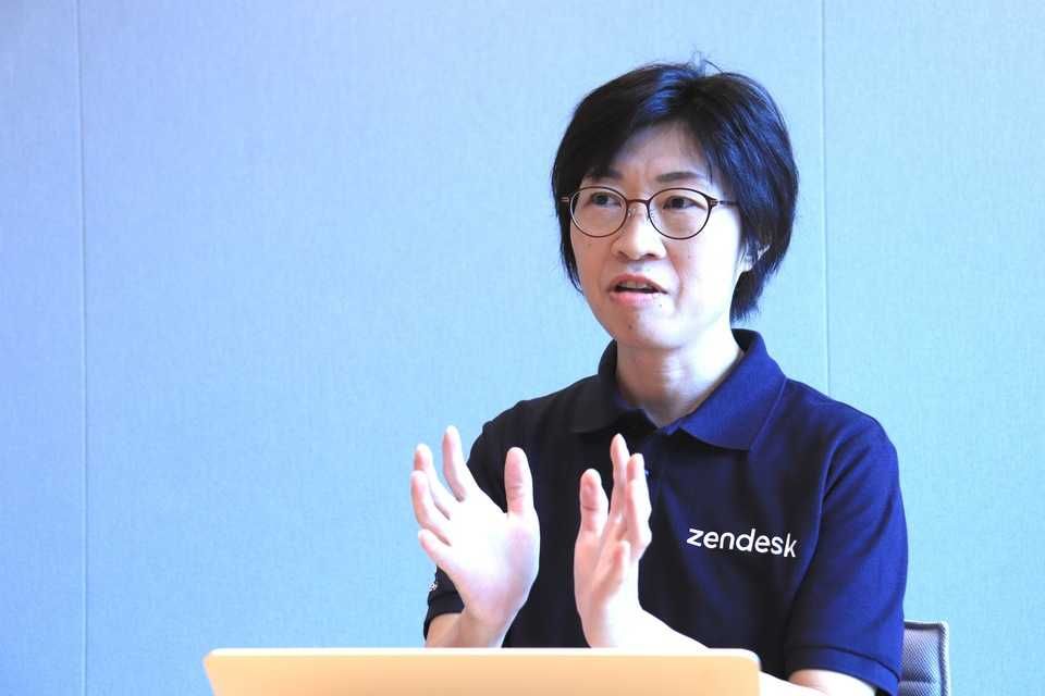 インタビューに答える吉岡氏