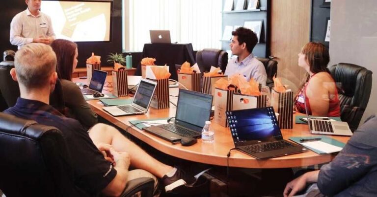 中小企業向け勤怠管理システム12選 – タイプ図解 | 価格・機能比較表