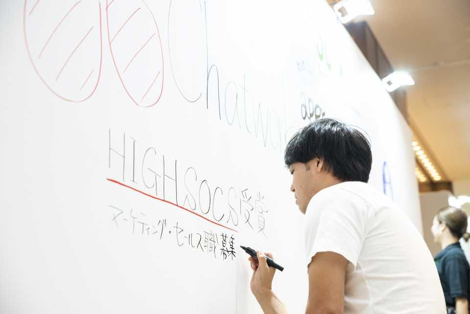 アピールの仕方にも個性が現れます SCTX2019会場に設置した採用ボードに書き込むようす