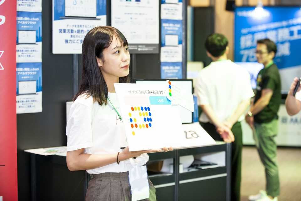 アンケートを実施する企業も SCTX2019展示ブースで自社サービスをPRするようす