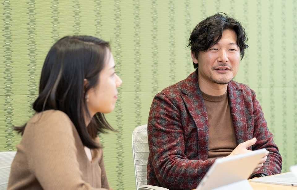 「中小企業でも、柔軟な働き方への思いはあふれている」と語る。左:齋藤さん、右:冨士野さん