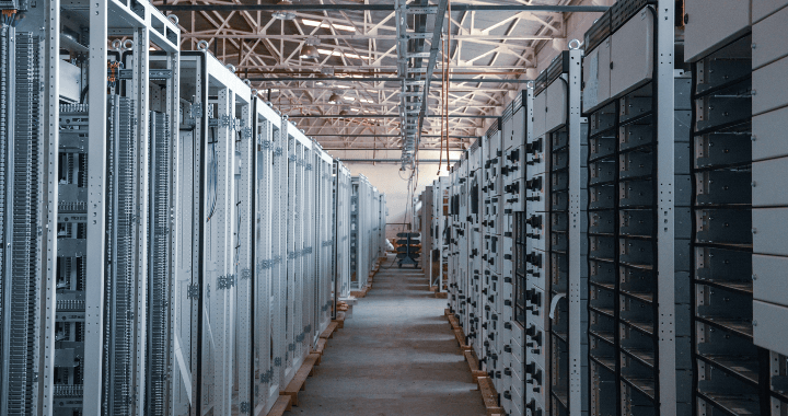 コロケーションとは？ハウジングやホスティングとの違い – 通信に欠かせないIT用語