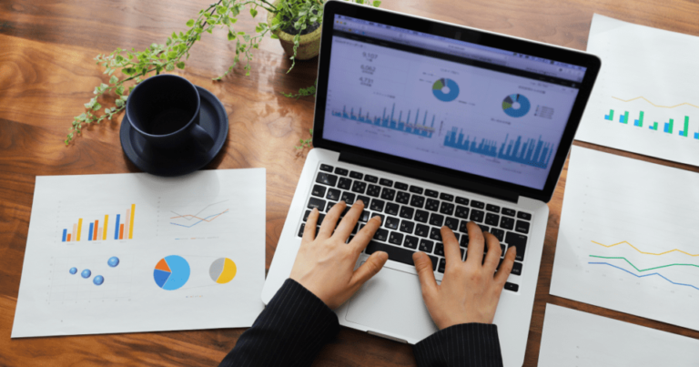 テレワーク導入企業数が初めて半数超え、4分の3が「効果あり」- 総務省調査