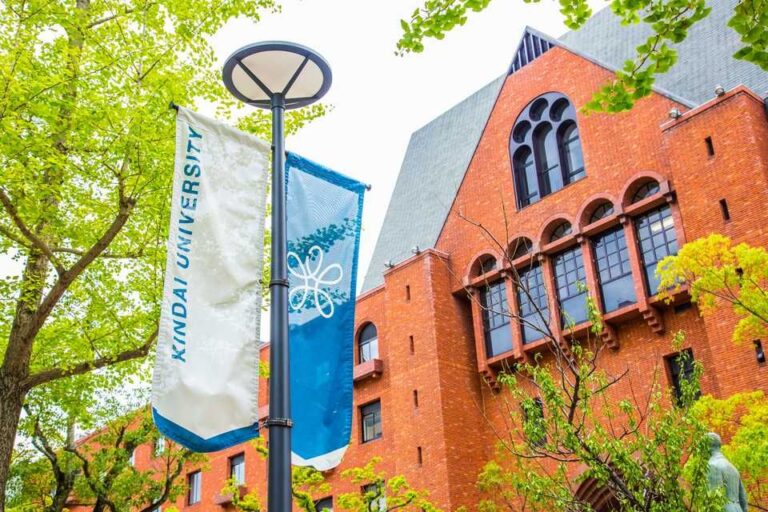 近畿大学はなぜ志願者数日本一になれたのか？敏腕広報に聞く「名刺管理」活用術