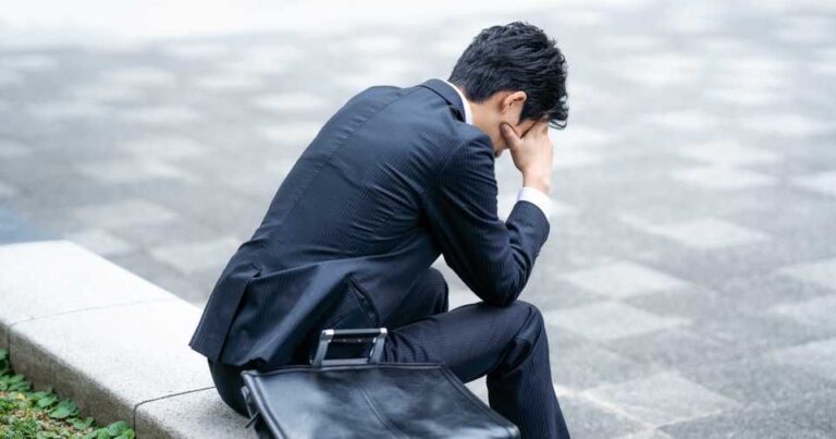 要注意！辞めていく中堅社員の退職兆候7選│退職兆候判定ツールも紹介