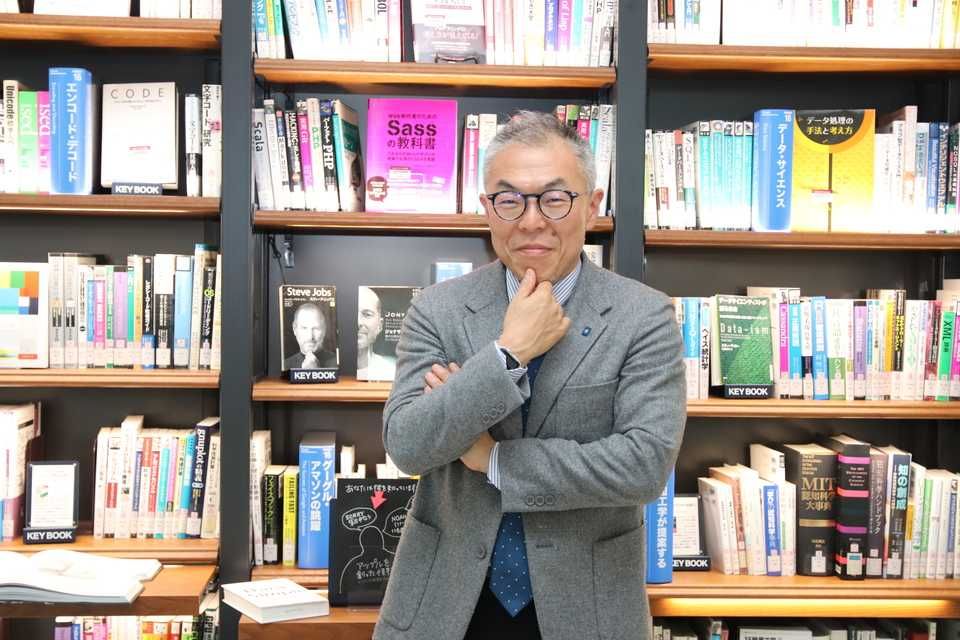 ユニークな作りの図書館は、いろいろと本を手に取りたくなるような作りになっています