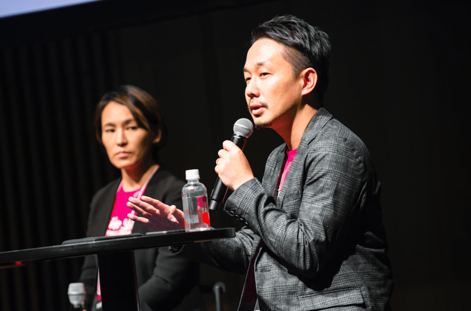 写真右がマネーフォワード 福原岳史氏。自社の事業やインサイドセールスの体制を説明した。