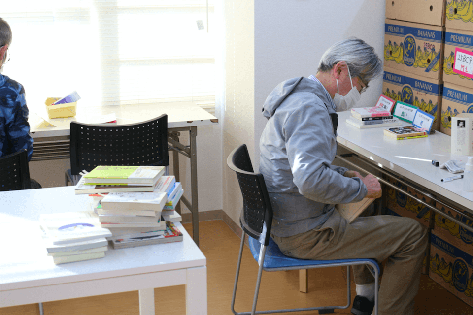 plansでは、古本の検品作業などが行われている