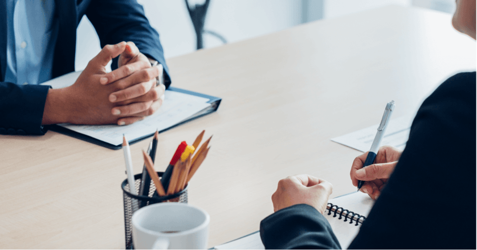 人事評価フィードバックの伝え方・ポイント5選！重要性・役立つ定型手法を紹介