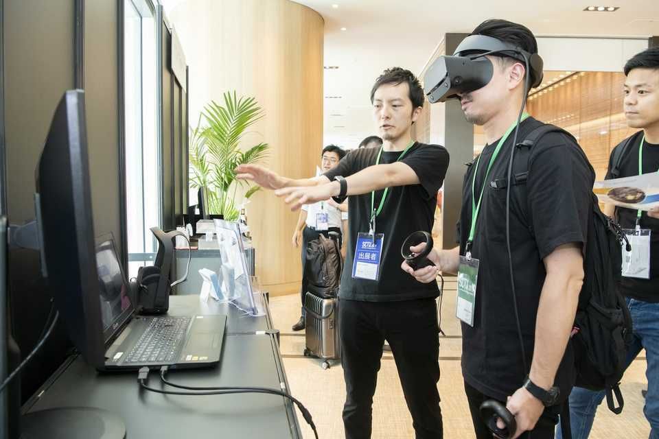 SynamonブースではヘッドセットをつけてVRを体験 SCTX2019、シナモンブース