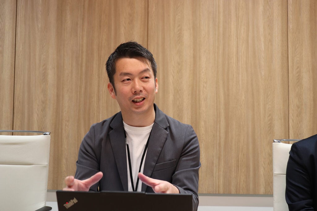 インタビュー風景_山中氏2